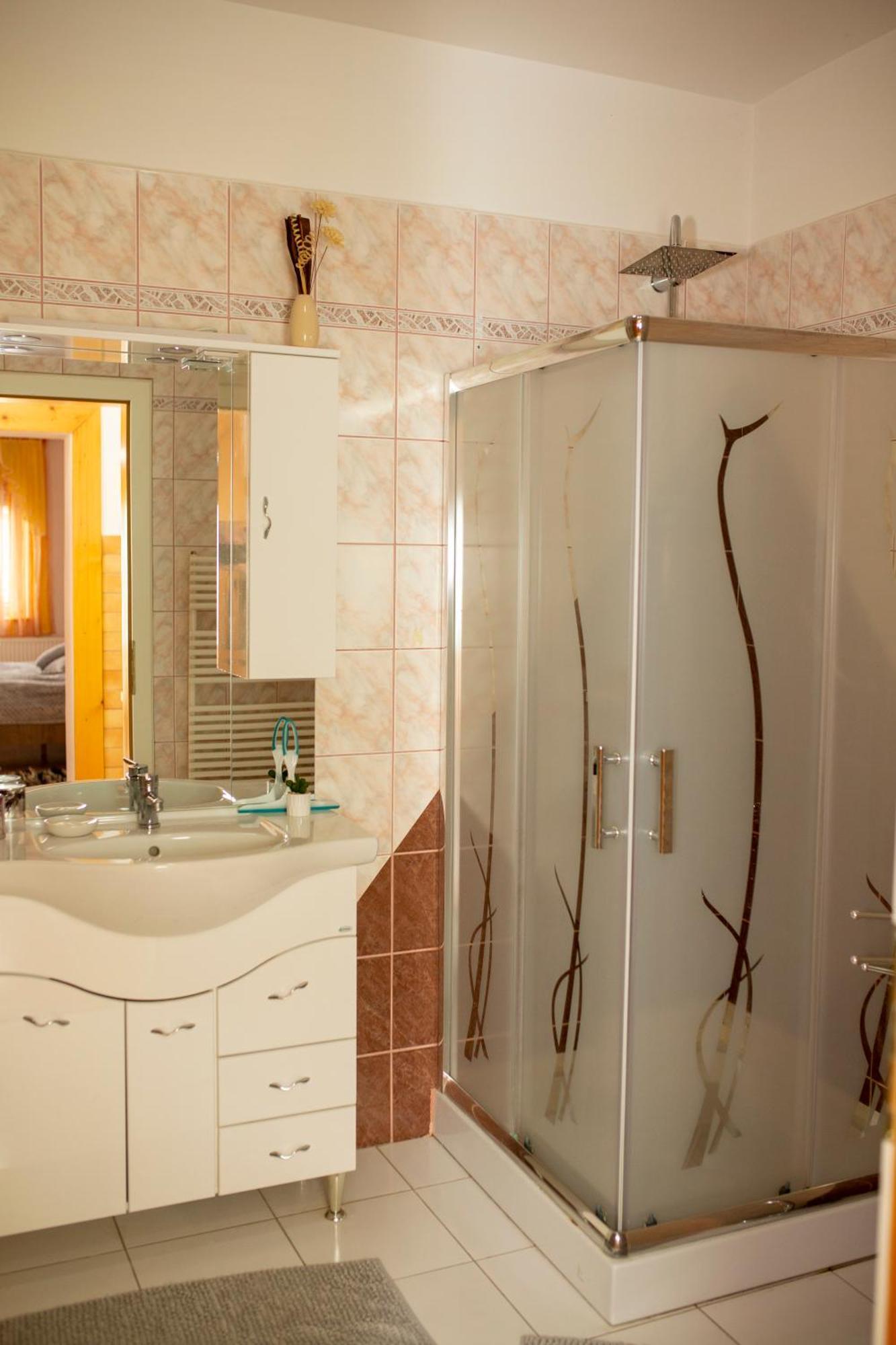 Huerkecz Apartmanhaz เฮวิซ ภายนอก รูปภาพ