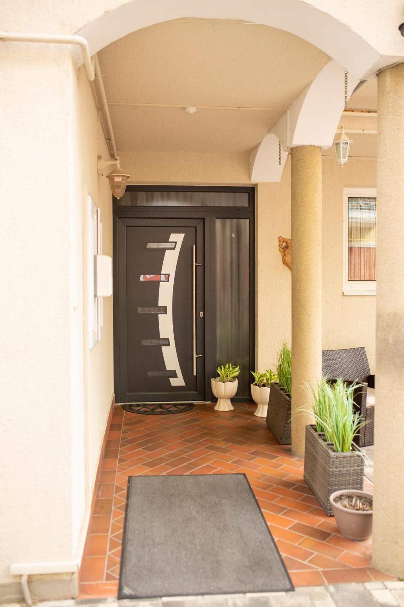Huerkecz Apartmanhaz เฮวิซ ภายนอก รูปภาพ