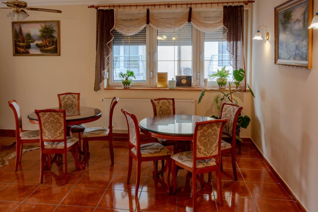 Huerkecz Apartmanhaz เฮวิซ ภายนอก รูปภาพ