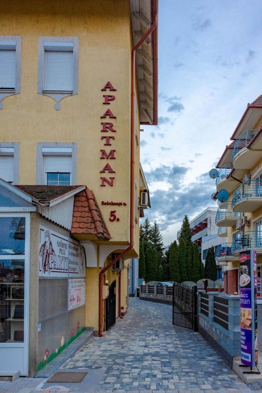 Huerkecz Apartmanhaz เฮวิซ ภายนอก รูปภาพ